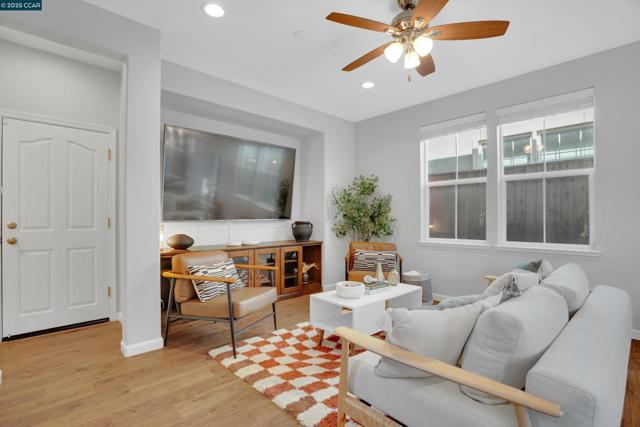 218 Ladybug Ln, Martinez CA: https://media.crmls.org/mediaz/c8f78479-8df6-4a98-b06a-9b47fbf5c113.jpg