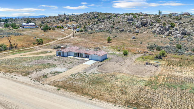 41265 Lakeshore Boulevard, Aguanga CA: https://media.crmls.org/mediaz/c8f82b12-84a9-4c35-9e32-28e10893caa0.jpg