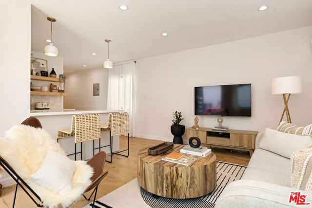 17 Sunset Avenue, Venice CA: https://media.crmls.org/mediaz/c8f85235-2a6f-46e2-a1e3-d0a7e59ce239.jpg