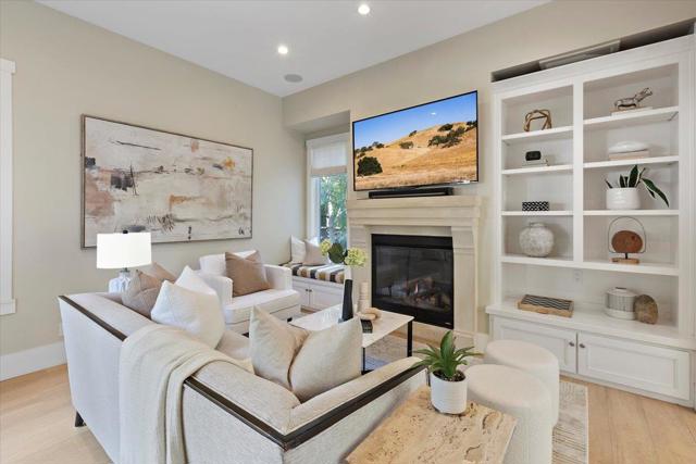 900 Roble Avenue, Menlo Park CA: https://media.crmls.org/mediaz/c8f89028-f99d-4046-887f-c59dd9a4a7f5.jpg