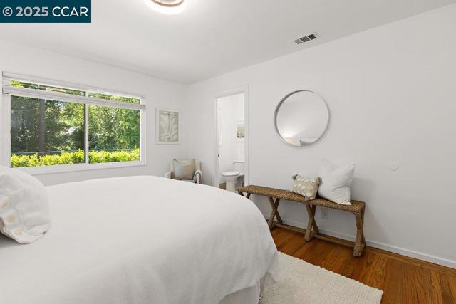180 Ivy Drive, Orinda CA: https://media.crmls.org/mediaz/c8f9c5a4-8588-4e46-b281-3dfbbee37006.jpg