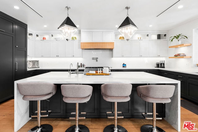 4961 Noeline Avenue, Encino CA: https://media.crmls.org/mediaz/c8fa46d4-e309-4084-a23b-88811d7fa9dd.jpg