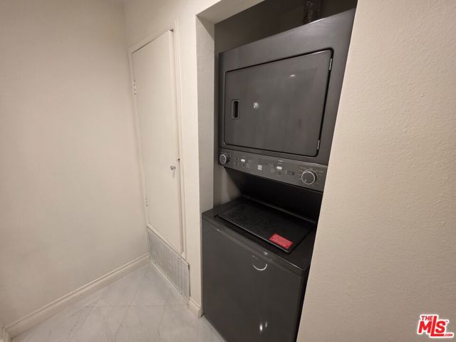 12000 Goshen Avenue, Los Angeles CA: https://media.crmls.org/mediaz/c8fa559e-3d43-4e1a-98e0-04feca9e2f8c.jpg