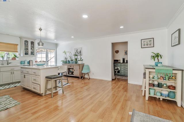 1127 Madera Ave, Menlo Park CA: https://media.crmls.org/mediaz/c8fb635d-e53d-4cc5-8dbf-5b82a50c83af.jpg