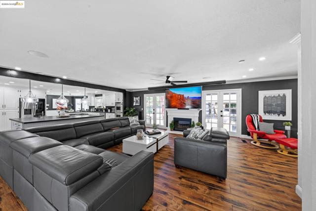 51 Cunha Ct, Oakley CA: https://media.crmls.org/mediaz/c8fb6aa7-ebc7-4e15-afbf-d9777beff3bb.jpg