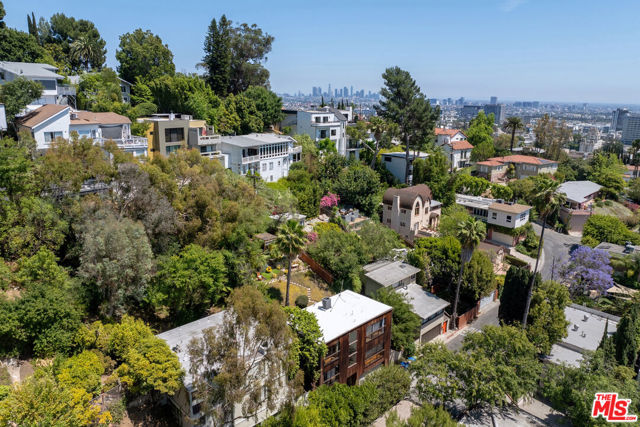 2174 Alcyona Drive, Los Angeles CA: https://media.crmls.org/mediaz/c8fb7a79-fe23-45e3-b7e5-1d79a0908793.jpg