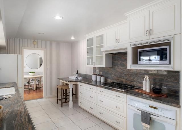 1381 W Muirlands Drive, La Jolla CA: https://media.crmls.org/mediaz/c8fbd5bd-bb72-4914-9597-a6429f2a88f1.jpg