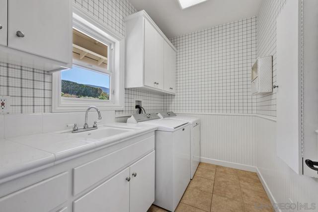 1324 Vista Colina Dr, San Marcos CA: https://media.crmls.org/mediaz/c8fd0180-3d83-4093-a4d9-aed6b3b096bd.jpg