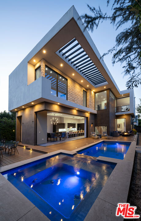8356 W 4th Street, Los Angeles CA: https://media.crmls.org/mediaz/c8fd2562-9302-43d2-a220-80fd3d1783ee.jpg