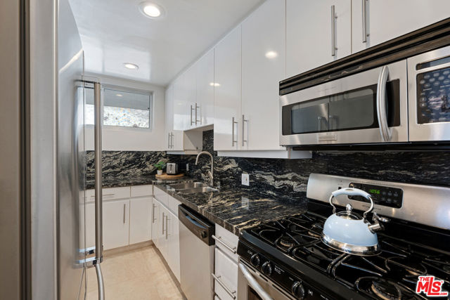 22548 Pacific Coast Highway, Malibu CA: https://media.crmls.org/mediaz/c8fe10fe-6a87-4847-bb41-078bb4da75ba.jpg