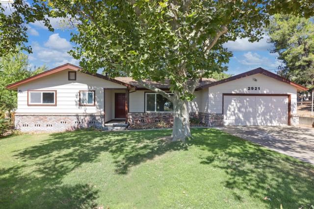 2921 Anderson Ln, Brentwood CA: https://media.crmls.org/mediaz/c8ff1087-d904-4c29-83a7-2affc25e2daa.jpg
