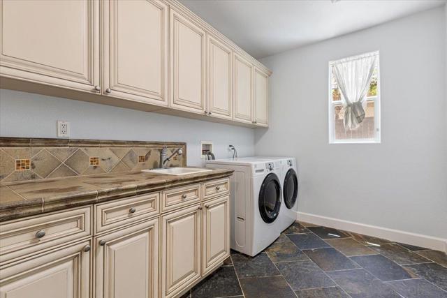 6839 Helenite Pl, Carlsbad CA: https://media.crmls.org/mediaz/c8ff2130-89f2-4e0b-9f6e-6164a7896315.jpg