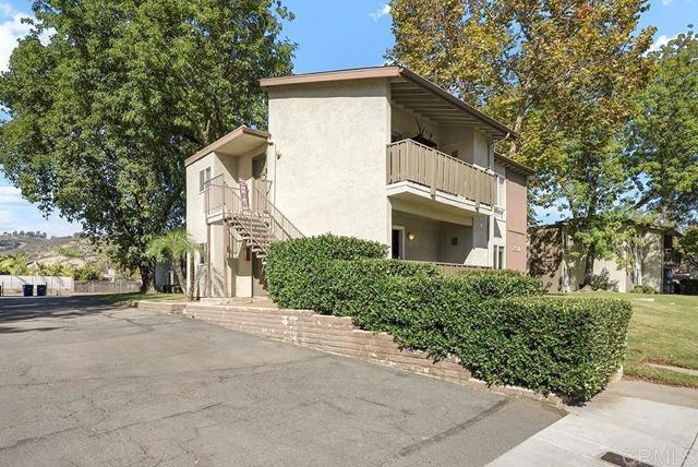 2536 White Oak Place, Escondido CA: https://media.crmls.org/mediaz/c8ff8c8a-7394-4fc8-8e99-b72f388a3580.jpg