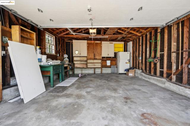 4332 Hyacinth Ave, Oakland CA: https://media.crmls.org/mediaz/c9011ab3-5ee3-48d7-ae16-c132a477e34b.jpg