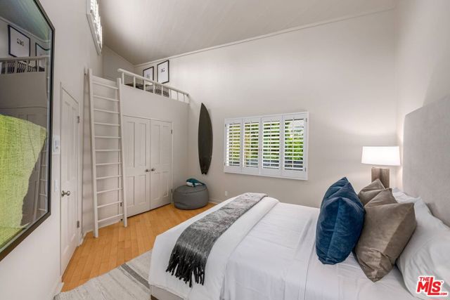 17765 Camino De Yatasto, Pacific Palisades CA: https://media.crmls.org/mediaz/c90177e5-2ab9-492b-a38b-e6eceba48382.jpg