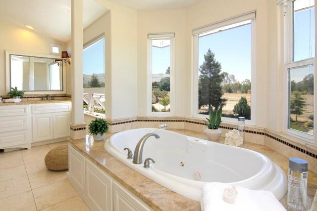 475 Torrano Court, Hollister CA: https://media.crmls.org/mediaz/c9017bcb-8031-4c3b-a542-1d192ec13774.jpg