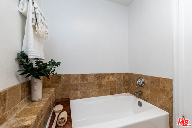 17914 Magnolia Boulevard, Encino CA: https://media.crmls.org/mediaz/c901ee24-044e-4adb-9b0d-9c2e4e657bd0.jpg