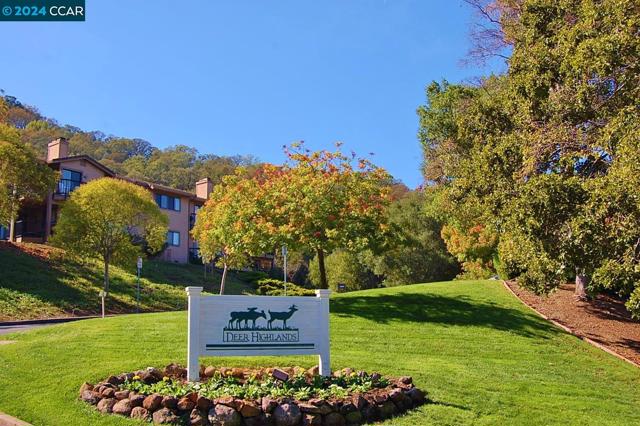 2748 Tice Creek Dr, Walnut Creek CA: https://media.crmls.org/mediaz/c901efc9-419e-4fe7-b6e4-aa66cbf3f421.jpg