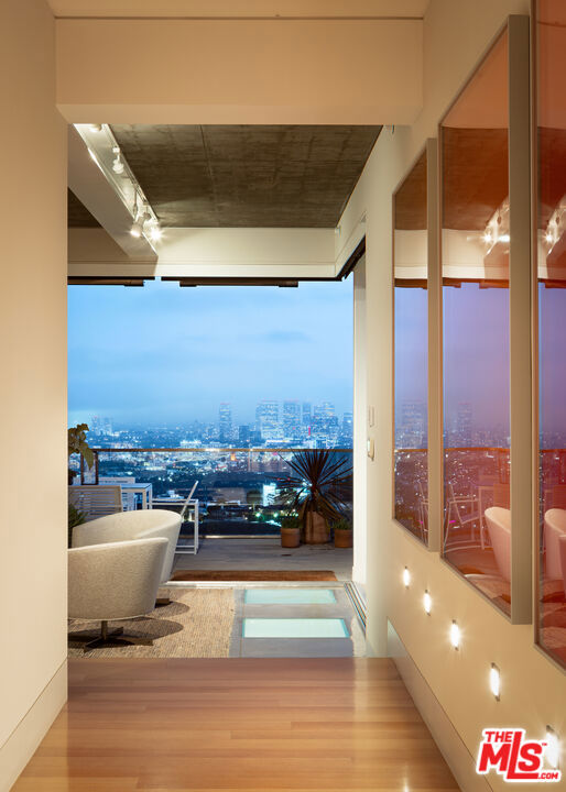 8804 Hollywood Boulevard, Los Angeles CA: https://media.crmls.org/mediaz/c9021633-fd86-4e88-a2a1-7ca042de5b54.jpg