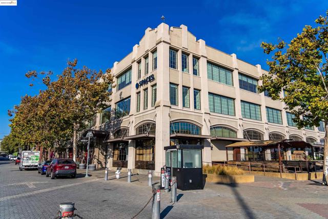 410 Webster St, Oakland CA: https://media.crmls.org/mediaz/c90288d9-c9e5-431b-9afd-afb83c4888f0.jpg