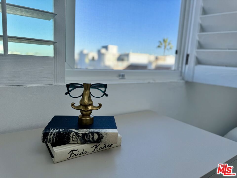 https://media.crmls.org/mediaz/c90325b3-19cc-46af-8645-56b57eeba3dc.jpg?preset=X-Large