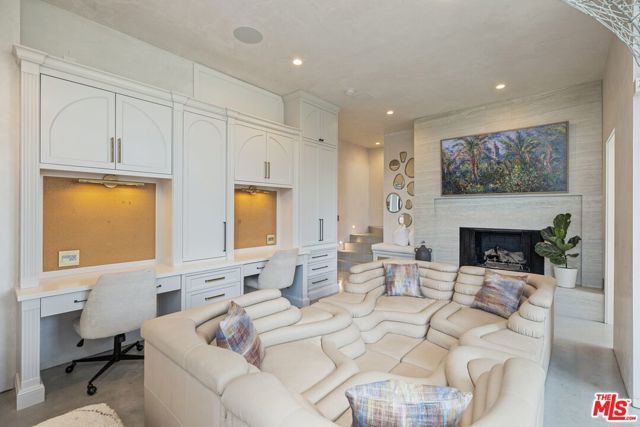 15 Reef Street, Marina del Rey CA: https://media.crmls.org/mediaz/c903f36d-34c2-4669-9992-e29bb04d82fd.jpg