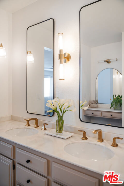 18348 Collins Street, Tarzana CA: https://media.crmls.org/mediaz/c9045298-d5dc-4a98-a331-c62c14548f4a.jpg