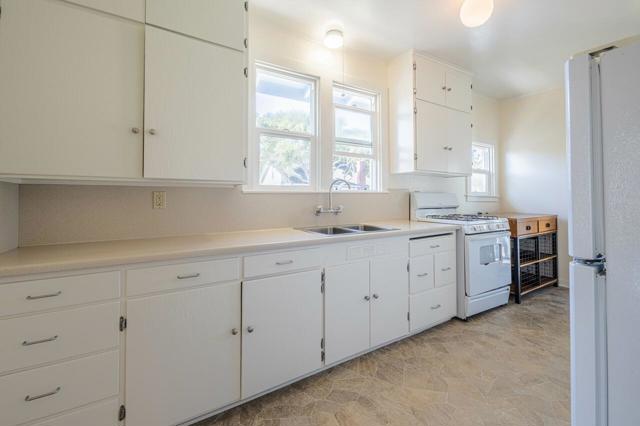 206 Cypress Avenue, Pacific Grove CA: https://media.crmls.org/mediaz/c905cca1-4211-4d9d-90ad-866c6c448a20.jpg