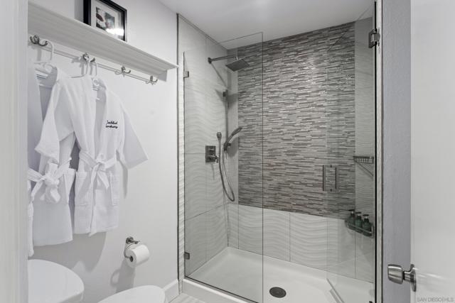 2399 Jefferson St, Carlsbad CA: https://media.crmls.org/mediaz/c9066e72-c5b1-405a-9d6e-3e08897dc19a.jpg