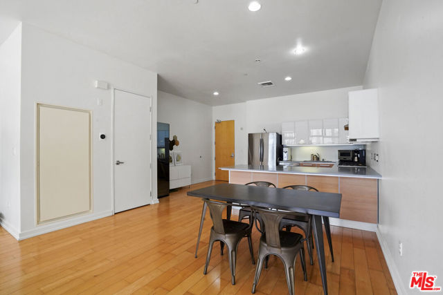 801 S Grand Avenue, Los Angeles CA: https://media.crmls.org/mediaz/c906c42e-75ad-4a68-acd4-019f726151fe.jpg