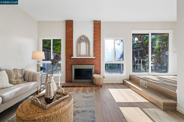 9 Glen Dr, Fairfax CA: https://media.crmls.org/mediaz/c906fd54-8de6-4fe6-8134-6ff3d88c1840.jpg