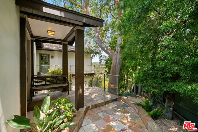 1018 N Tigertail Road, Los Angeles CA: https://media.crmls.org/mediaz/c9074db4-9faf-4f1e-977b-a60dc17c18db.jpg