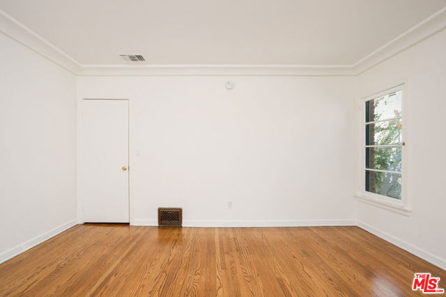 135 N Orange Drive, Los Angeles CA: https://media.crmls.org/mediaz/c907b751-f469-40d4-a3d1-f0889eaf636b.jpg