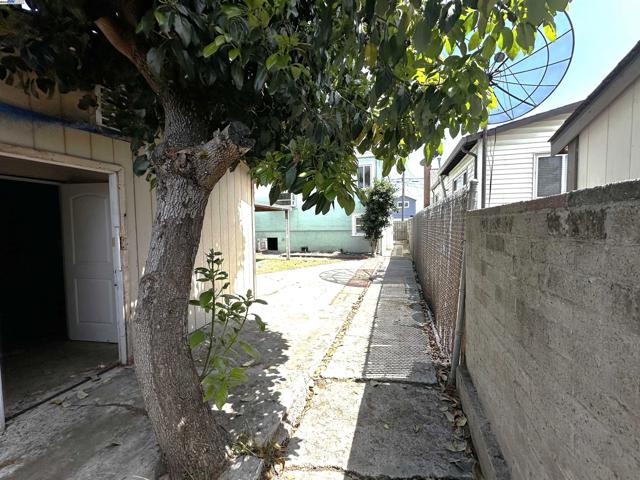 1933 103rd. Ave., Oakland CA: https://media.crmls.org/mediaz/c908bd3d-1c4d-4227-aa69-aa798bf055a2.jpg