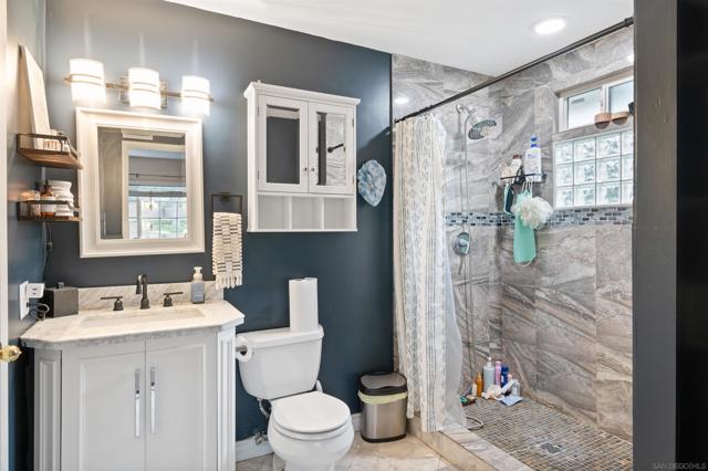 2714 Crownridge Ln, Spring Valley CA: https://media.crmls.org/mediaz/c90909dc-c857-45fe-bd60-957e14169b27.jpg