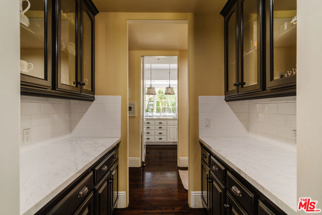 5425 Encino Avenue, Encino CA: https://media.crmls.org/mediaz/c909c537-dab1-436c-938d-b7e1bef9ae63.jpg