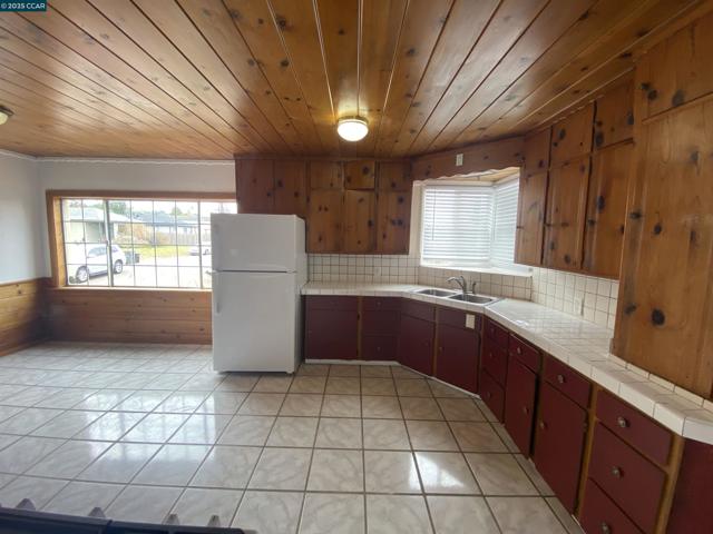 2221 80Th Ave, Oakland CA: https://media.crmls.org/mediaz/c90a4abf-095d-4e74-8e4c-e6d0c15e009e.jpg