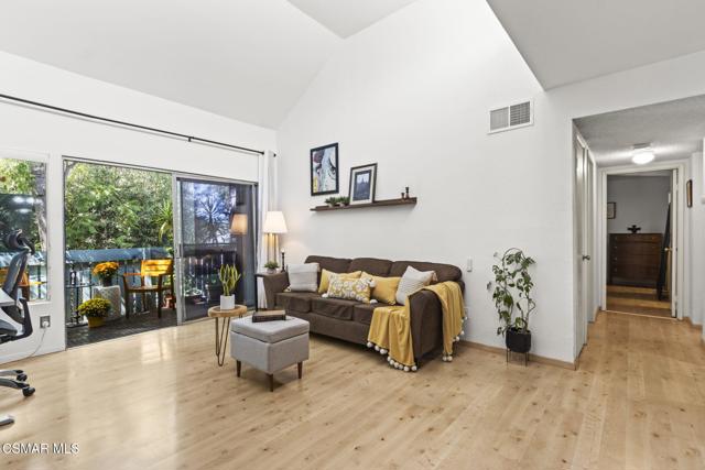 5700 Etiwanda Avenue, Tarzana CA: https://media.crmls.org/mediaz/c90a7aee-0662-4b76-9a47-a4d2ecb5440c.jpg