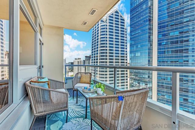 700 W E St, San Diego CA: https://media.crmls.org/mediaz/c90b114b-79ab-4338-9007-567d1d712aad.jpg