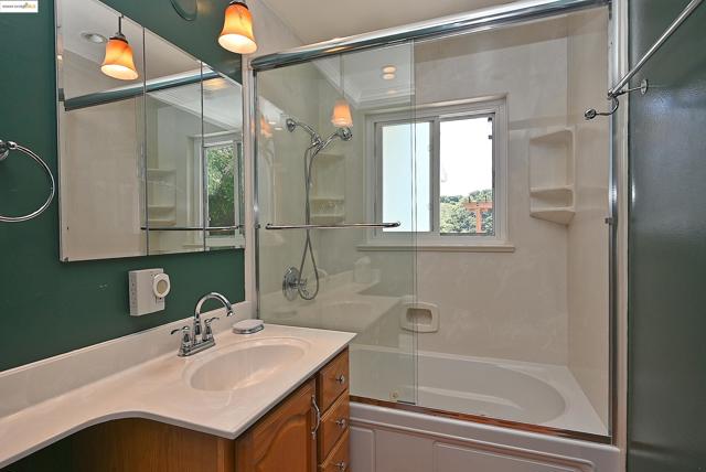 44 Oak Hill Cir, Oakland CA: https://media.crmls.org/mediaz/c90b8dcc-6e6a-49c5-91ff-682d7a39a20e.jpg