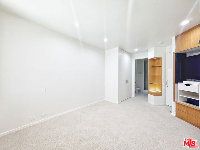 3505 Ocean Front Walk, Marina del Rey CA: https://media.crmls.org/mediaz/c90b9d93-b0e8-48bc-89fb-6b4e56918c44.jpg