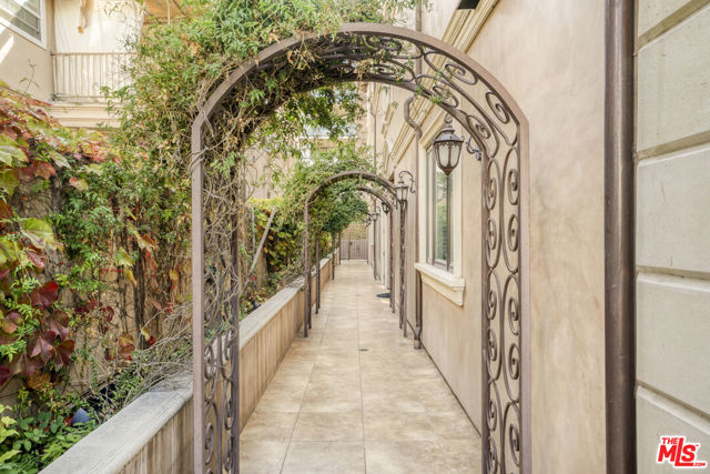 208 S Lasky Drive, Beverly Hills CA: https://media.crmls.org/mediaz/c90bc0ea-1117-4336-bd3e-b1e3ca059aa3.jpg