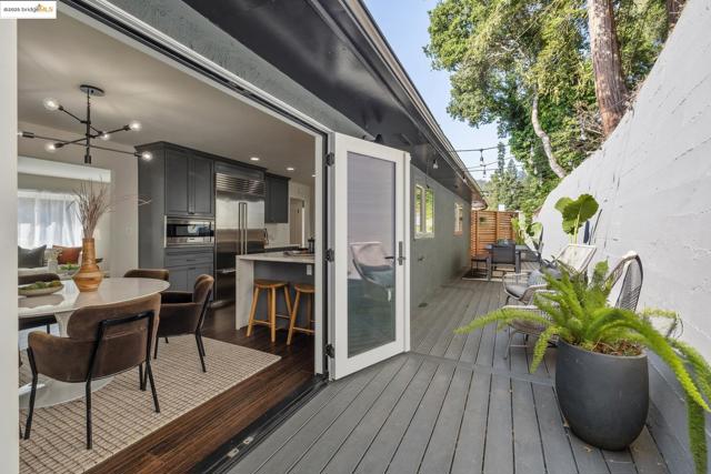 5646 Thornhill Dr, Oakland CA: https://media.crmls.org/mediaz/c90c1928-ce04-45e8-820b-dda463e2baa4.jpg