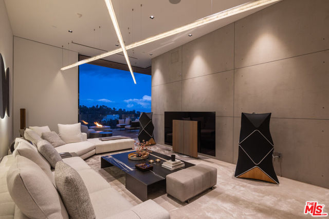 5 Bed Home for Sale in Los Angeles, California