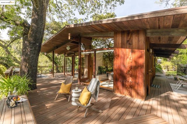 1 Kittiwake Rd, Orinda CA: https://media.crmls.org/mediaz/c90e786a-6930-4012-8114-e7315b35ada9.jpg
