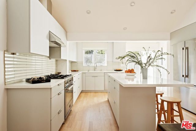 825 Coeur D Alene Avenue, Venice CA: https://media.crmls.org/mediaz/c90e946f-cbd4-4c2d-8872-f79d829dba11.jpg