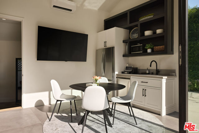 4634 White Oak Avenue, Encino CA: https://media.crmls.org/mediaz/c90ef015-e10d-477d-a596-50a1fa5a32c3.jpg