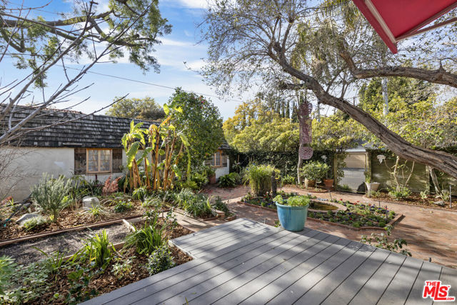 2153 Linnington Avenue, Los Angeles CA: https://media.crmls.org/mediaz/c90f3f2a-f2a4-4088-a2ee-57637a236f45.jpg