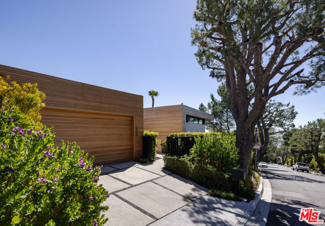 1520 Carla, Beverly Hills CA: https://media.crmls.org/mediaz/c90fbe92-00e6-4c28-b426-6ce98d46f721.jpg