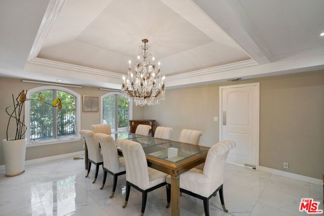405 Evelyn Place, Beverly Hills CA: https://media.crmls.org/mediaz/c9106ca3-ab35-43ff-b0bb-d7e1f48718a8.jpg